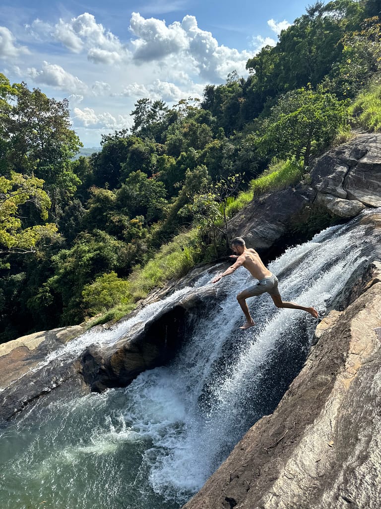 Sri Lanka diambulla fall sri lanka voyageur qui saute d'une cascade