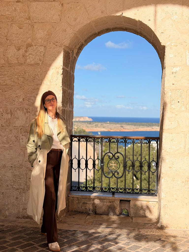 Mellieħa & son église perchée voyageuse devant la vue sur la mer à Malte