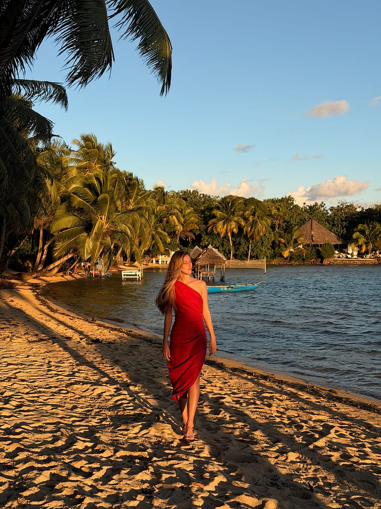 Ile aux Nattes Madagascar couché de soleil robe rouge