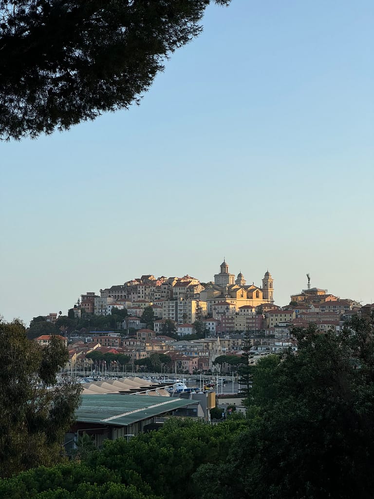 Imperia vue sur la vielle ville en Italie en ligure