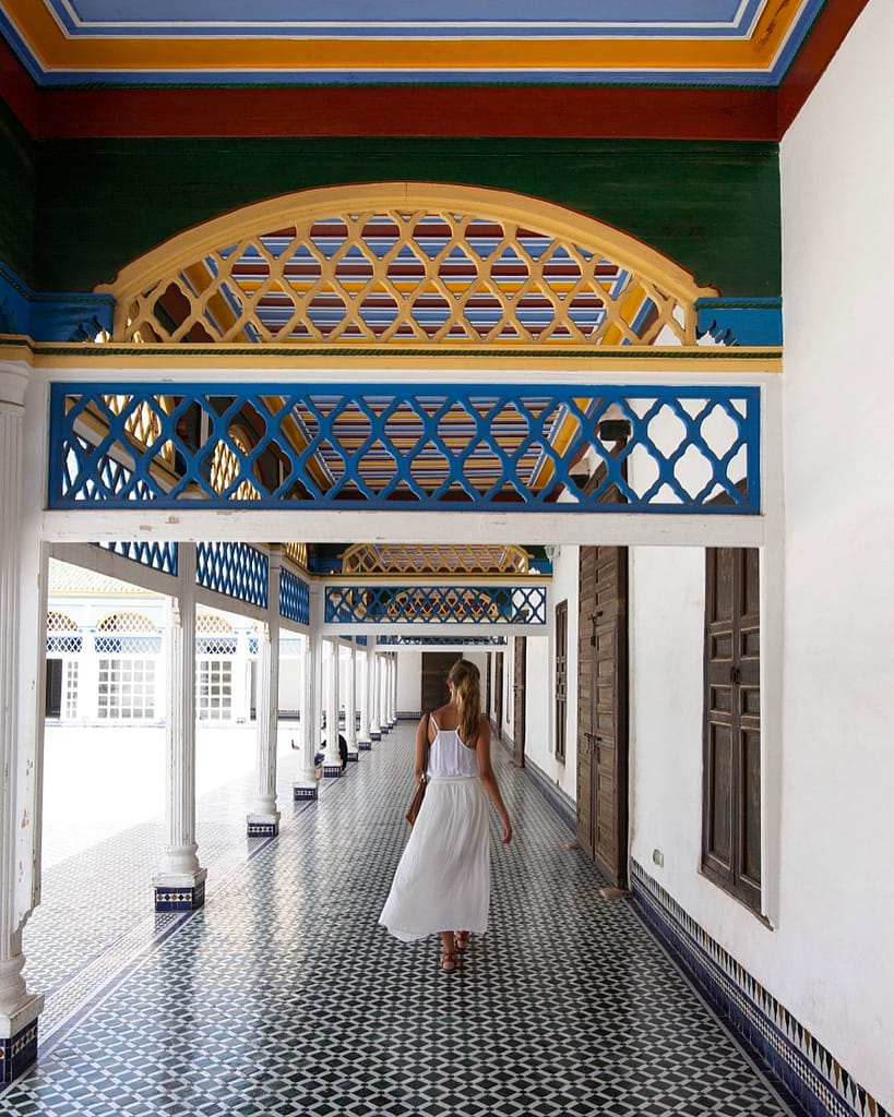 Maroc Palais Bahia Marrakech Maroc voyageuse de dos